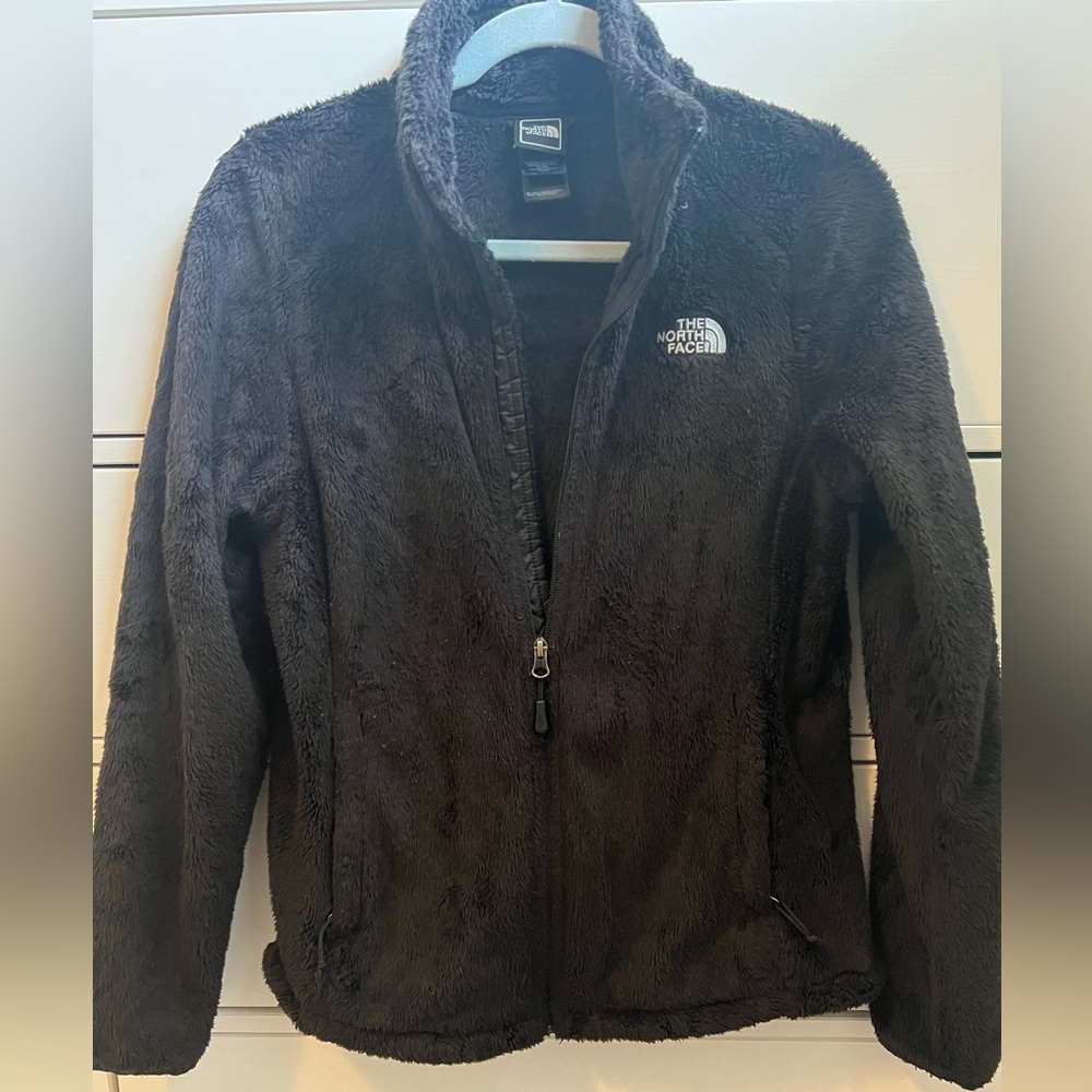 North face women’s black osito jacket. Black, size medium.